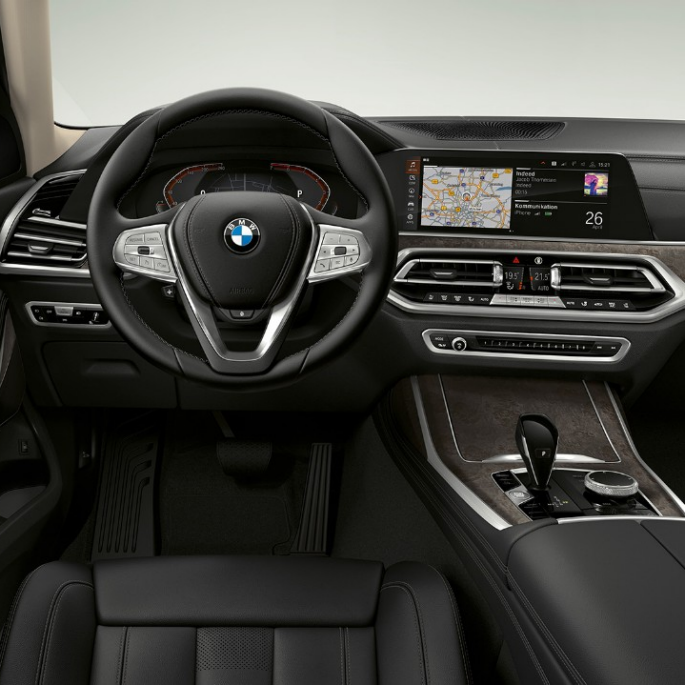 BMW X7, kokpit standardnega modela Posnetek kokpita od blizu na voznikovi strani v BMW X7 z opremo standardnega modela