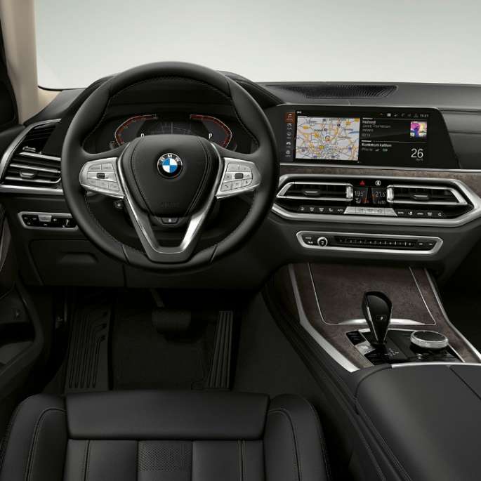 BMW X7, kokpit Pogled od blizu na voznikov kokpit BMW X7