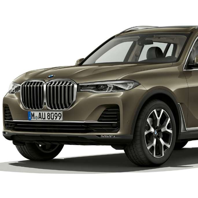 BMW X7 Studijski posnetek BMW X7 v tričetrtinskem pogledu od spredaj v barvi Vermont Bronze
