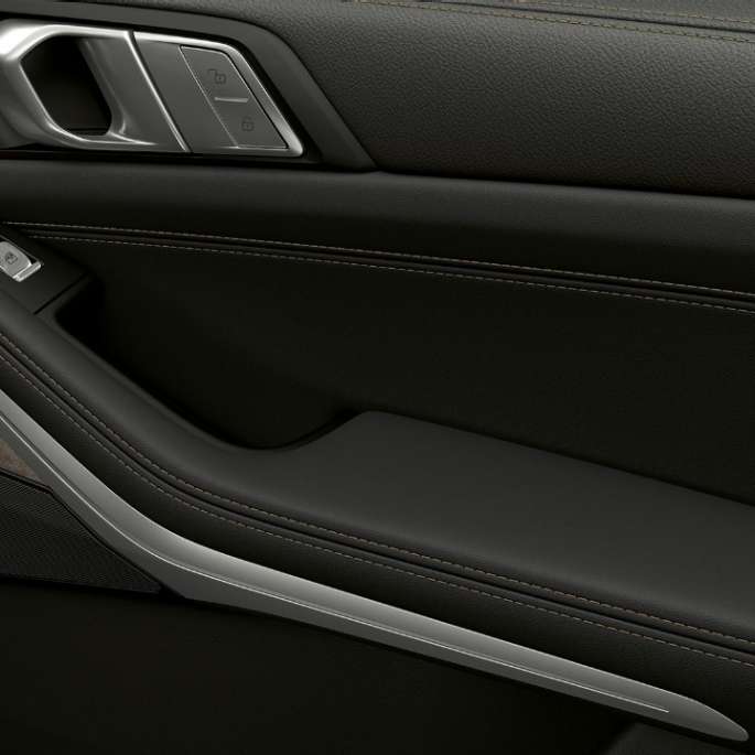 BMW X7, notranja stran vrat Pogled od blizu na notranjo stran vrat BMW X7