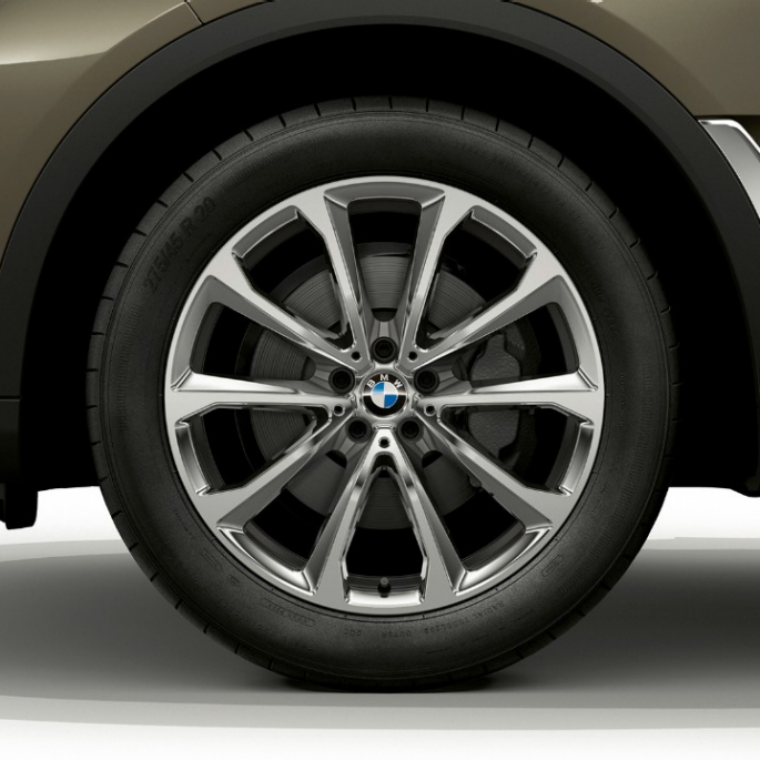 BMW X7, aluminijasto platišče standardnega modela Posnetek aluminijastega platišča od blizu pri BMW X7 z opremo standardnega modela